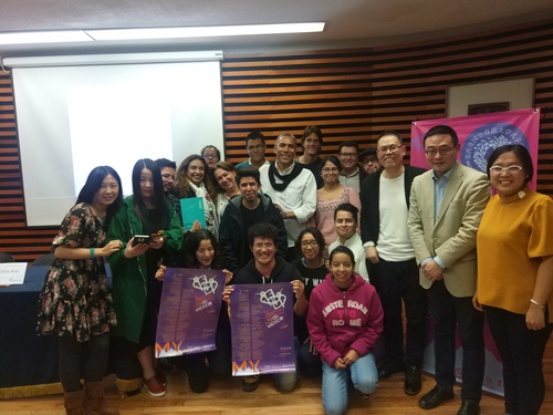 图七 部分参加论坛师生合影 图七 部分参加论坛师生合影