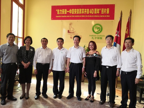 中外来宾合影留念 中外来宾合影留念