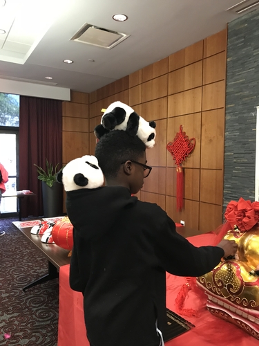 Meadow Glen中学来访-一个特别喜爱熊猫的小男孩抚摸着狮子头 Meadow Glen中学来访-一个特别喜爱熊猫的小男孩抚摸着狮子头