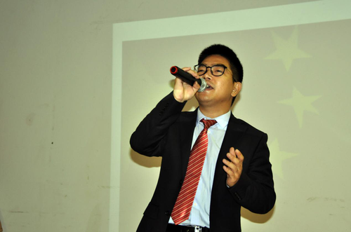 男声独唱红旗飘飘 男声独唱红旗飘飘