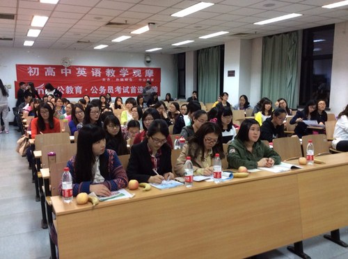 讲座现场的同学们 讲座现场的同学们