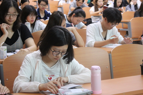 图3 同学们认真做笔记 图3 同学们认真做笔记