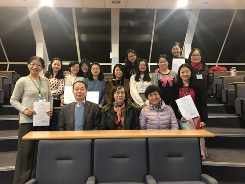 谢菲孔院教师与陈同度主任(前排左二)、黎敏教授(前排中)、丁安琪教授(前排右二)合影 谢菲孔院教师与陈同度主任(前排左二)、黎敏教授(前排中)、丁安琪教授(前排右二)合影