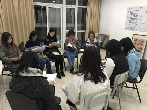 图2 党员们积极交流讨论 图2 党员们积极交流讨论