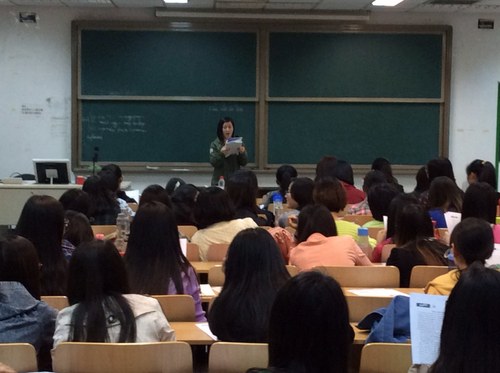 观摩现场试讲的孔秋汇同学 观摩现场试讲的孔秋汇同学