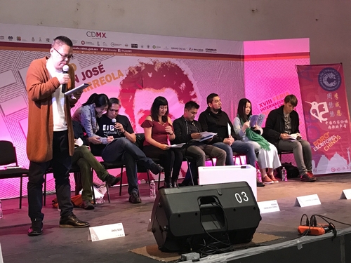 图五 周瑟瑟在诗歌节上朗诵 图五 周瑟瑟在诗歌节上朗诵