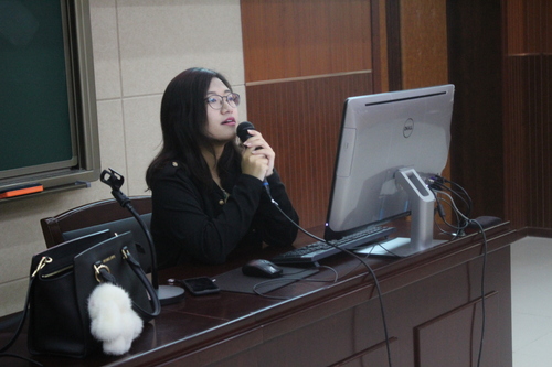 图2 谭佳琳老师讲解相关规章制度 图2 谭佳琳老师讲解相关规章制度