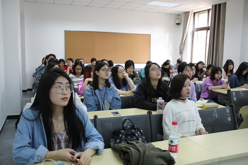 图1 参加讲座的同学们