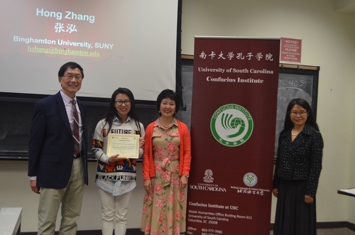 李院长与两位教授一起,为参加培训教师颁发证书 李院长与两位教授一起,为参加培训教师颁发证书