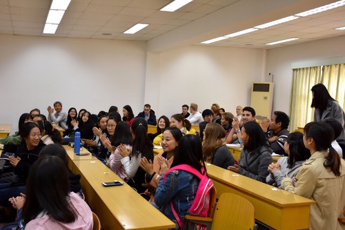 鼓掌欢迎外国同学表演 鼓掌欢迎外国同学表演