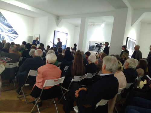 波恩市长斯里哈兰先生在开幕式现场致辞 波恩市长斯里哈兰先生在开幕式现场致辞