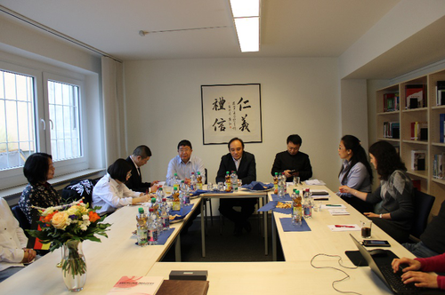 汉办代表团与波恩大学汉学系老师、波恩孔院院长、全体员工及优秀学员召开座谈会 汉办代表团与波恩大学汉学系老师、波恩孔院院长、全体员工及优秀学员召开座谈会