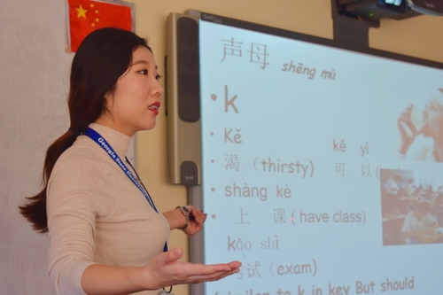 于蕾老师在示范声母发音 于蕾老师在示范声母发音