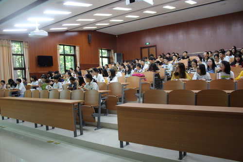 图1 英语学院2017级全体新生参加入学教育会 图1 英语学院2017级全体新生参加入学教育会