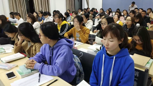 晚自习辅导——同学们认真听讲 晚自习辅导——同学们认真听讲