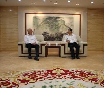 北京语言大学校长崔希亮教授接见以色列驻华大使马腾先生。 北京语言大学校长崔希亮教授接见以色列驻华大使马腾先生。