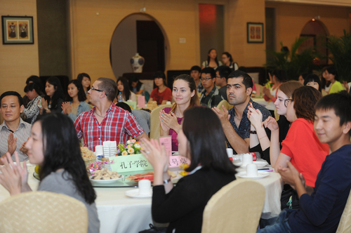 中外学生欢聚一堂 中外学生欢聚一堂