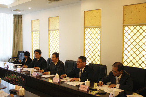 与会领导听取孔院工作报告-001 与会领导听取孔院工作报告-001
