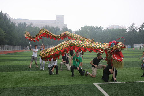 法国理工大学的学生体验舞龙舞狮 法国理工大学的学生体验舞龙舞狮