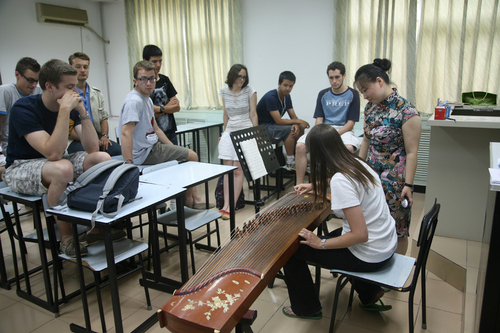 法国理工大学的学生在学习古筝 法国理工大学的学生在学习古筝