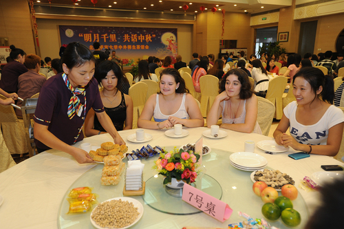 2鍚庡嫟鏈嶅姟闆嗗洟涓哄悓瀛︿滑鍒朵綔浜嗗彲鍙g殑鏈堥ゼ 2鍚庡嫟鏈嶅姟闆嗗洟涓哄悓瀛︿滑鍒朵綔浜嗗彲鍙g殑鏈堥ゼ