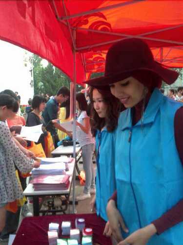 5 中外学生志愿者积极为新生提供服务 5 中外学生志愿者积极为新生提供服务