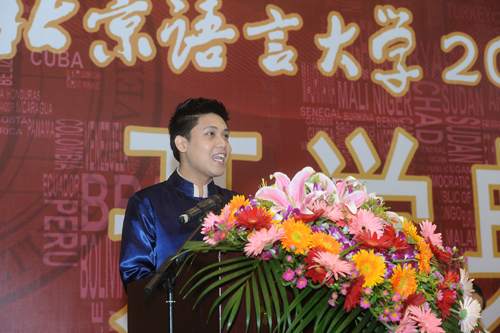 国际新生代表泰国学生世玉发言 国际新生代表泰国学生世玉发言