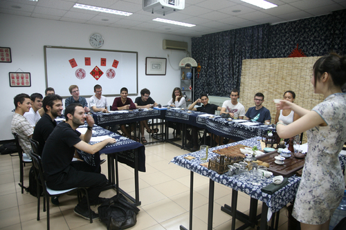 法国理工大学的学生体验中国茶艺 法国理工大学的学生体验中国茶艺