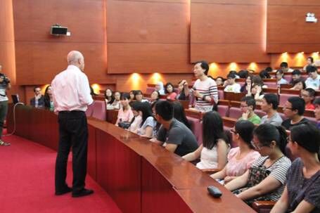 以色列驻华大使马腾先生倾听北京语言大学学生的提问。 以色列驻华大使马腾先生倾听北京语言大学学生的提问。