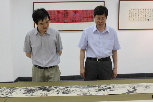 崔希亮校长在欣赏朱天曙教授作品 崔希亮校长在欣赏朱天曙教授作品