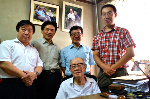 张维佳郭龙先生跟周有光先生合影 张维佳郭龙先生跟周有光先生合影