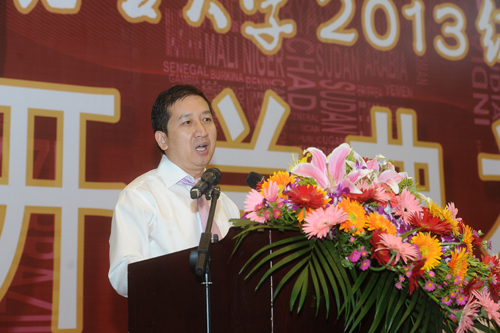 贾烈英老师代表全校教师发言 贾烈英老师代表全校教师发言