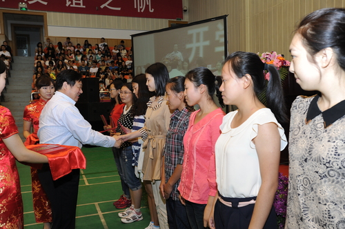 李宇明书记为优秀新生颁奖 李宇明书记为优秀新生颁奖