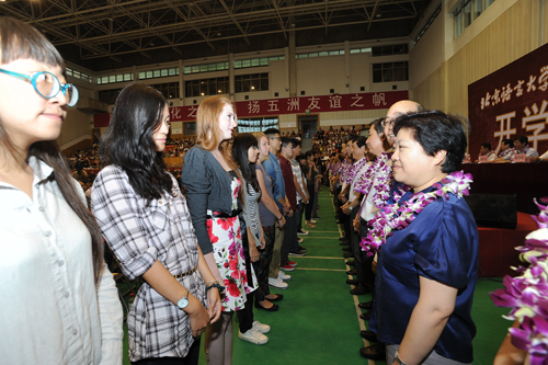 新生代表为教师代表敬献花环,表达节日祝贺 新生代表为教师代表敬献花环,表达节日祝贺