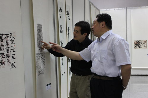 李宇明书记参观朱天曙教授书画邀请展 李宇明书记参观朱天曙教授书画邀请展