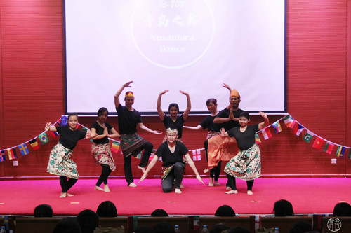 2 印尼留学生献上千岛之舞 2 印尼留学生献上千岛之舞