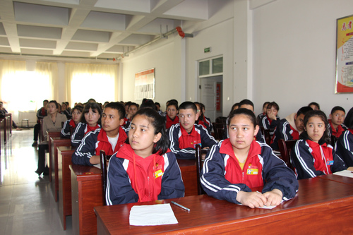 3 同学认真倾听讲座 3 同学认真倾听讲座