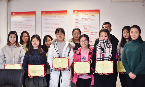 2 团委老师为获奖同学颁奖 2 团委老师为获奖同学颁奖