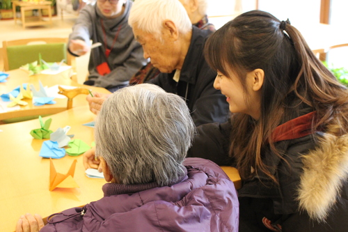 1 志愿者与老人折纸 1 志愿者与老人折纸
