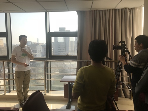 1采访我校志愿者 1采访我校志愿者