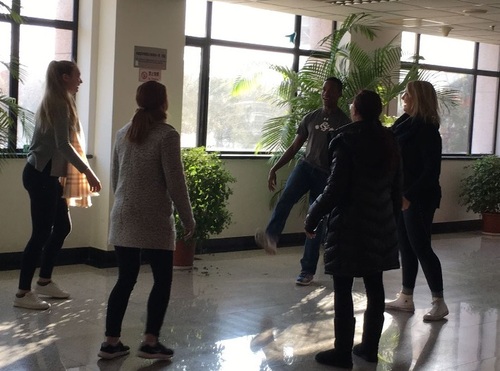 学习踢毽子 学习踢毽子