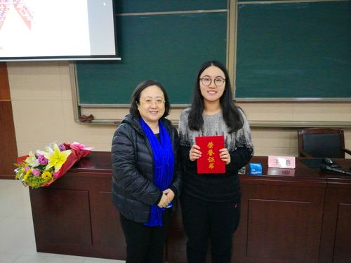 老师为获奖选手颁奖 老师为获奖选手颁奖