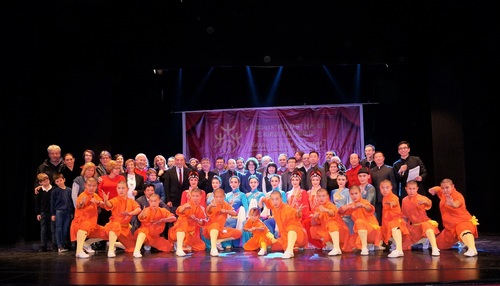 演职人员与嘉宾合影 演职人员与嘉宾合影