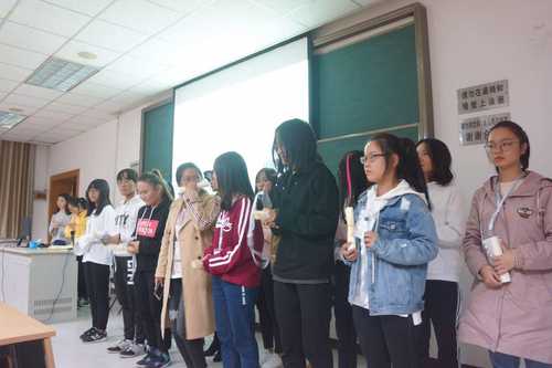 4 主任团为干事们佩戴工作牌 4 主任团为干事们佩戴工作牌