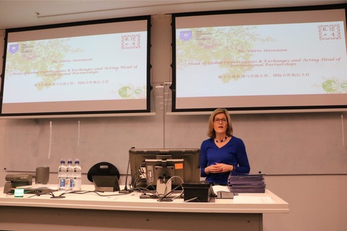 多蒂·史蒂文生(D__rte Stevenson)女士为结业典礼致辞 多蒂·史蒂文生(D__rte Stevenson)女士为结业典礼致辞