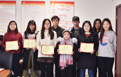 3 团委老师为获奖同学颁奖 3 团委老师为获奖同学颁奖