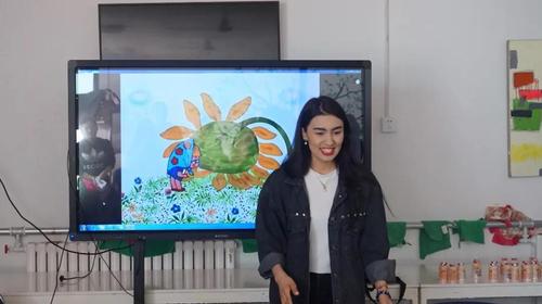 1 国际志愿者在和孩子互动 1 国际志愿者在和孩子互动