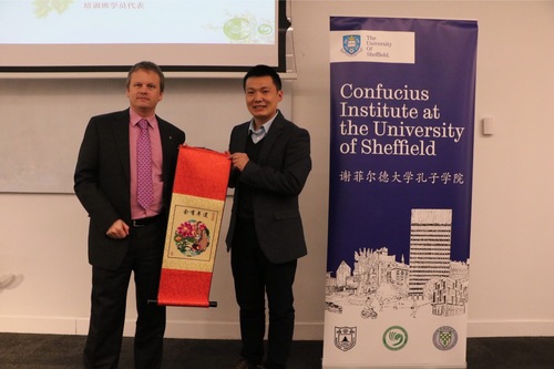 培训班班长陈长书老师代表学员向谢菲尔德大学校方赠送礼物 培训班班长陈长书老师代表学员向谢菲尔德大学校方赠送礼物