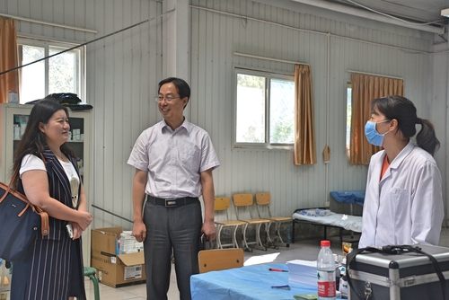 4. 黄益方副校长一行看望校医 4. 黄益方副校长一行看望校医