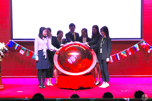 6参与代表按下开幕球 6参与代表按下开幕球